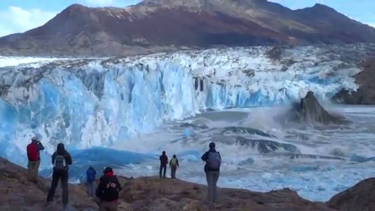 Η στιγμή που τεράστια παγόβουνα λιώνουν μπροστά στην κάμερα (βίντεο)